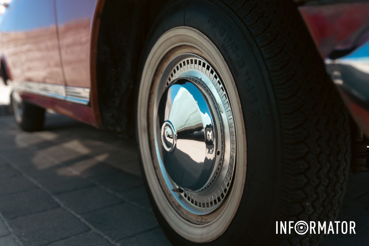 Колекційне авто серед квітневого сонця