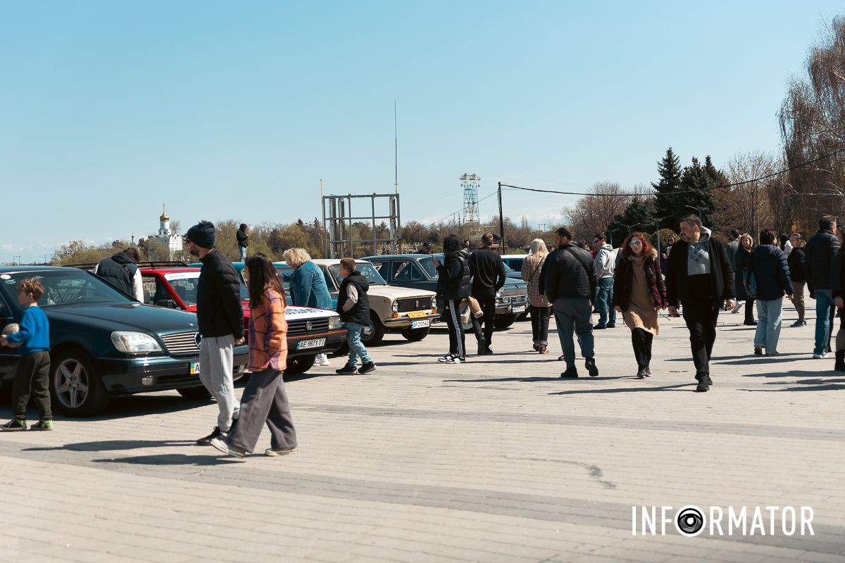 Люди зупиняються, щоб роздивитись