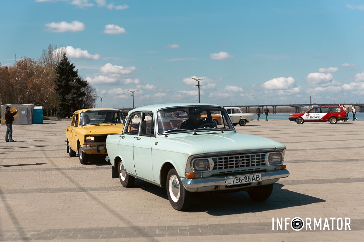 Після цього автівки вирушили у автопробіг вулицями міста