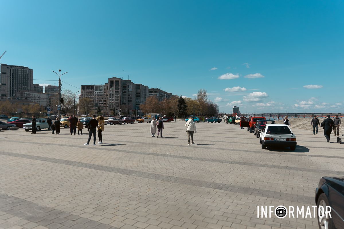 Ретро-колона рушає з причалу