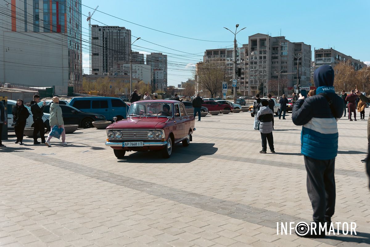 Автівки з минулого їдуть містом