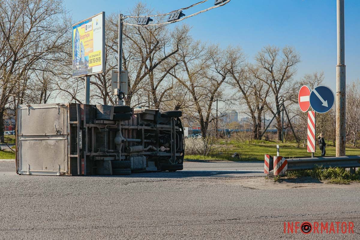 Под Днепром на Донецком шоссе грузовик перевернулся на бок