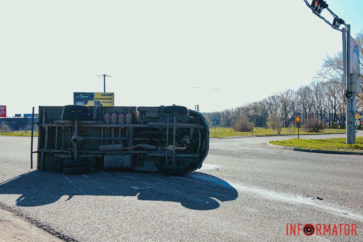 На Донецком шоссе, напротив Metro, опрокинулся грузовик