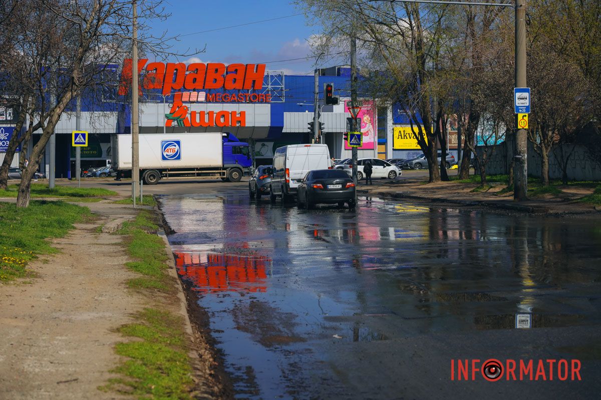 У Дніпрі біля ТРЦ «Караван» вулицю залило водою 8