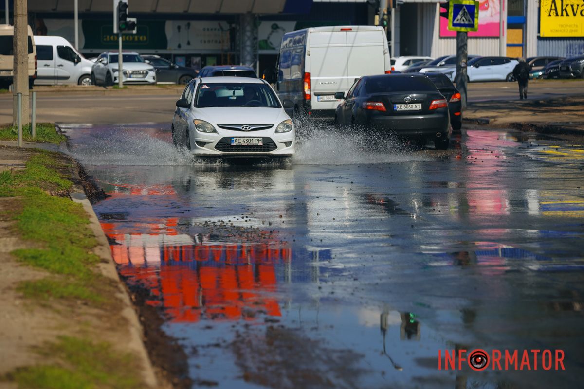 У Дніпрі біля ТРЦ «Караван» вулицю залило водою 10