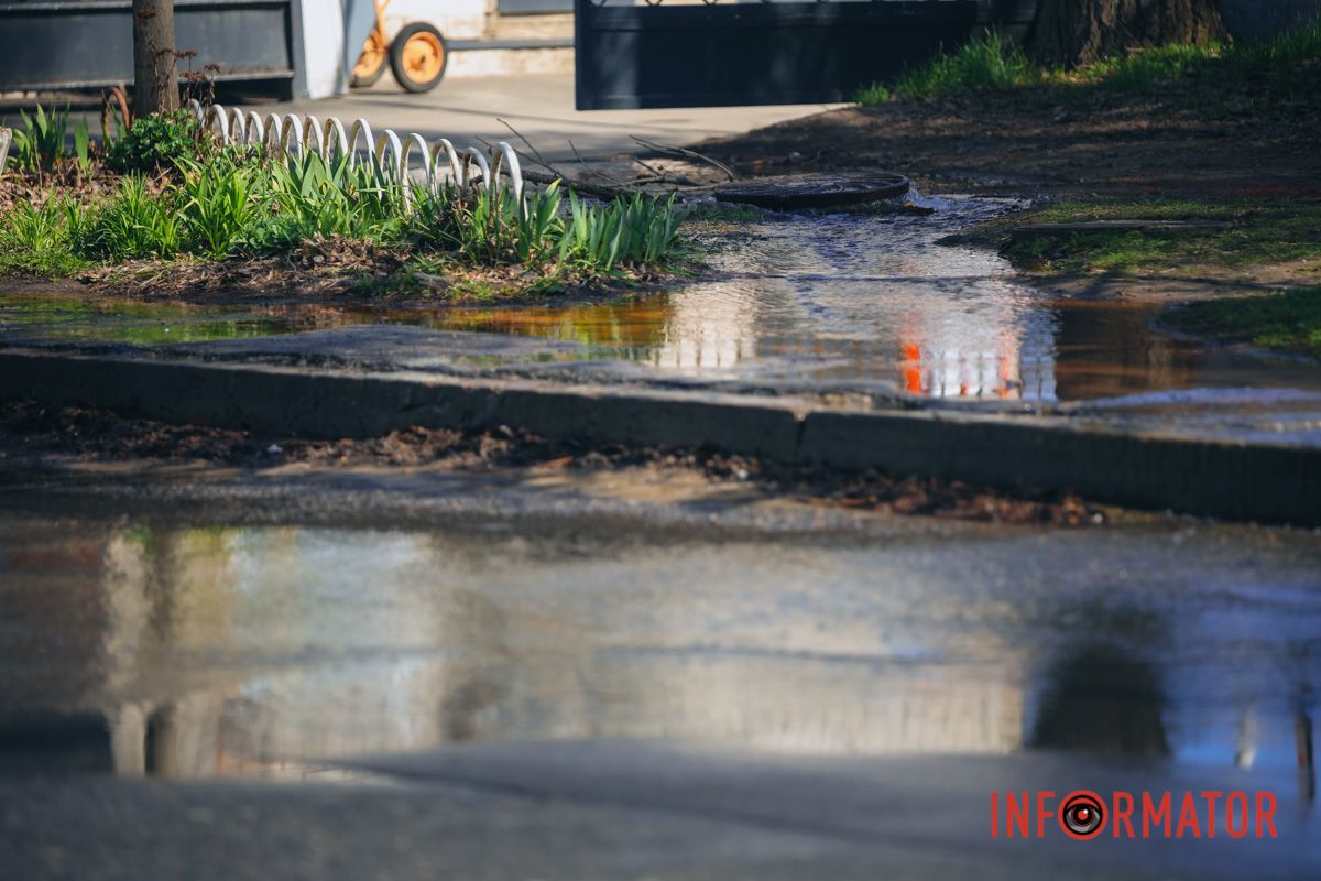 У Дніпрі біля ТРЦ «Караван» вулицю залило водою 12