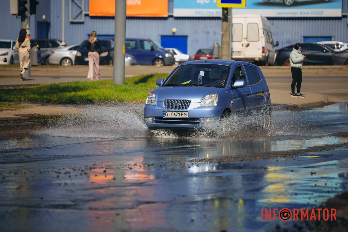 У Дніпрі біля ТРЦ «Караван» вулицю залило водою 1