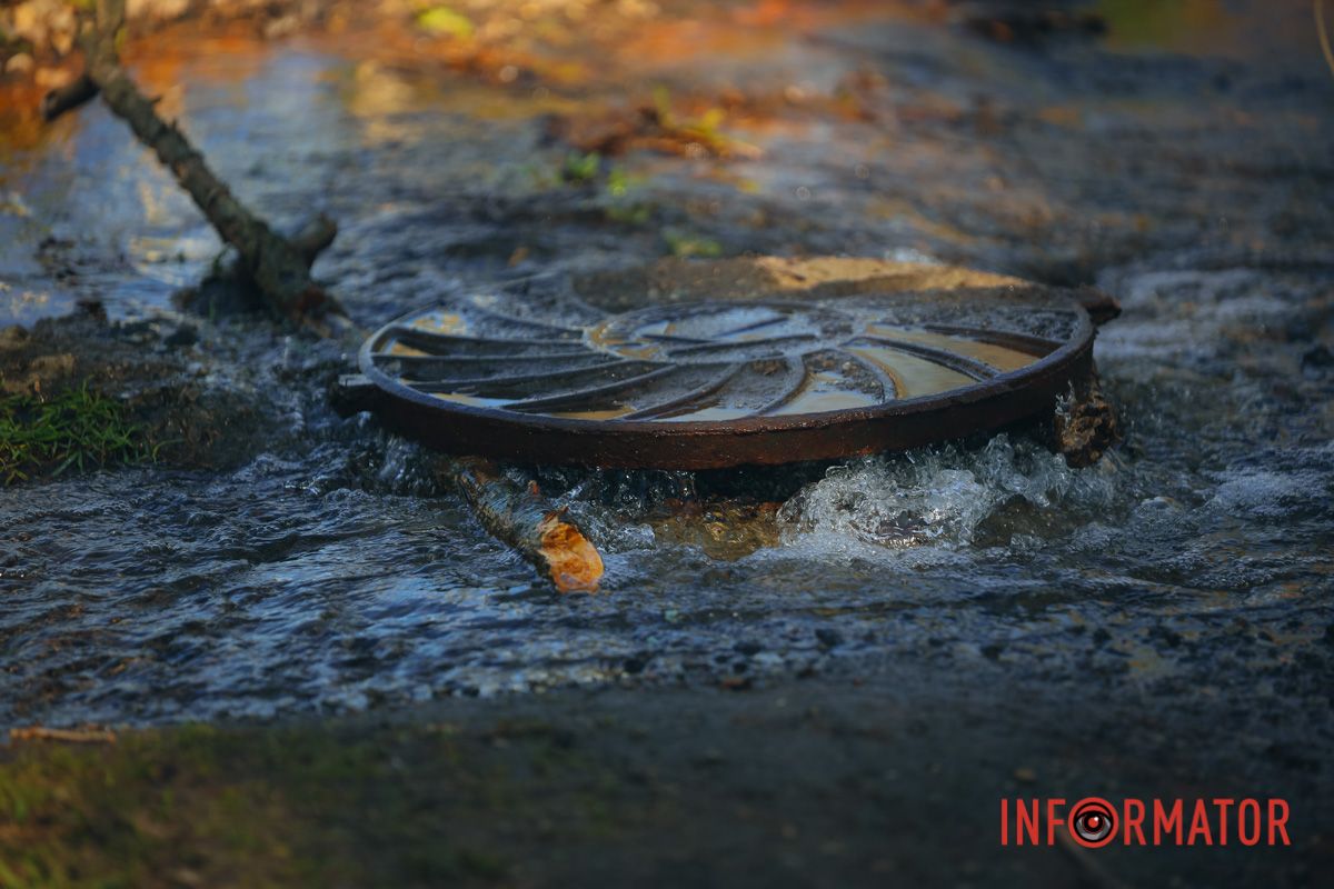 У Дніпрі біля ТРЦ «Караван» вулицю залило водою 7