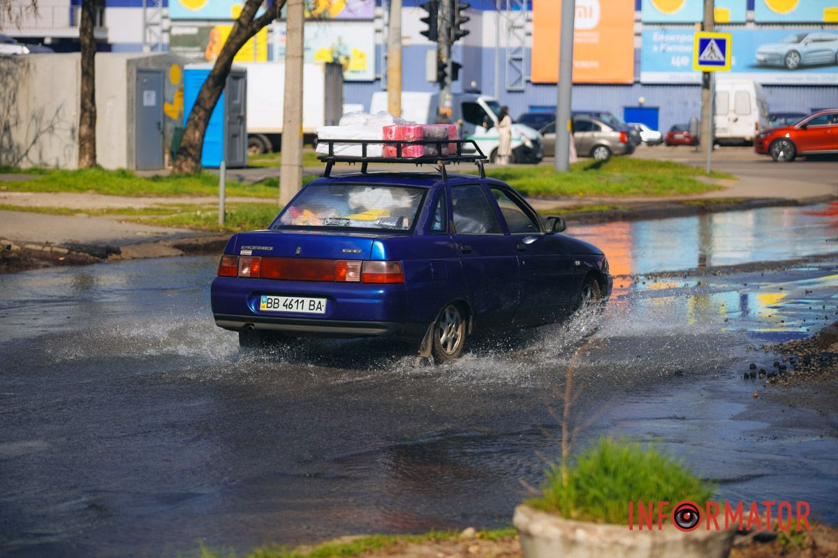 У Дніпрі біля ТРЦ «Караван» вулицю залило водою 9