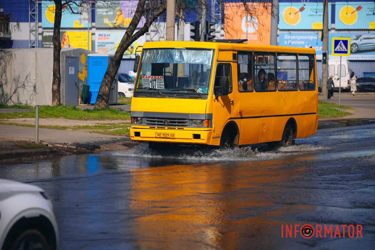 У Дніпрі біля ТРЦ «Караван» вулицю залило водою 3