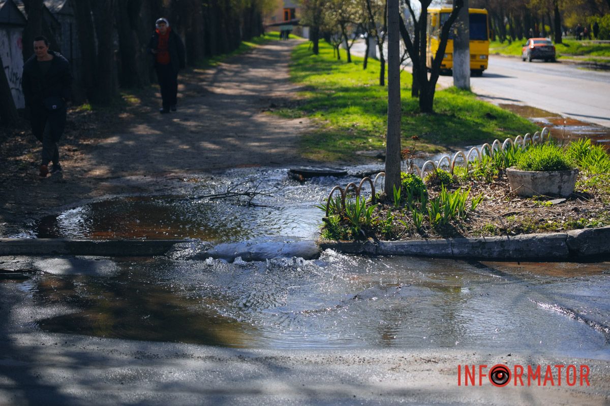 У Дніпрі біля ТРЦ «Караван» вулицю залило водою 5