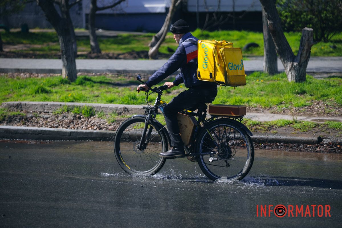 У Дніпрі біля ТРЦ «Караван» вулицю залило водою 6