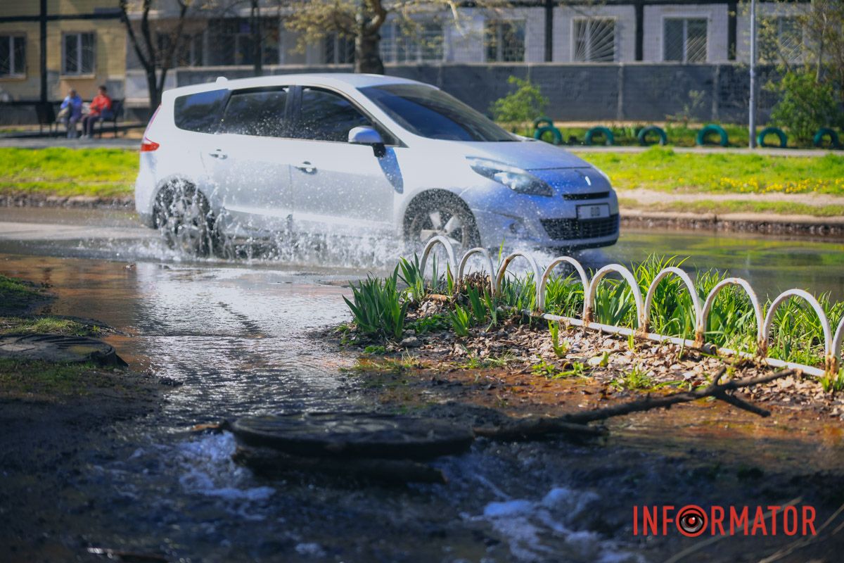 У Дніпрі біля ТРЦ «Караван» вулицю залило водою 4