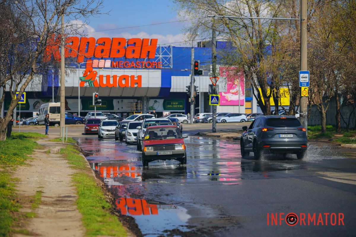 У Дніпрі біля ТРЦ «Караван» вулицю залило водою 2