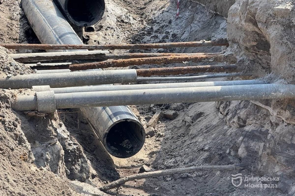 КП “Дніпроводоканал” промиває водопровідну мережу після ремонту ділянки магістрального водоводу