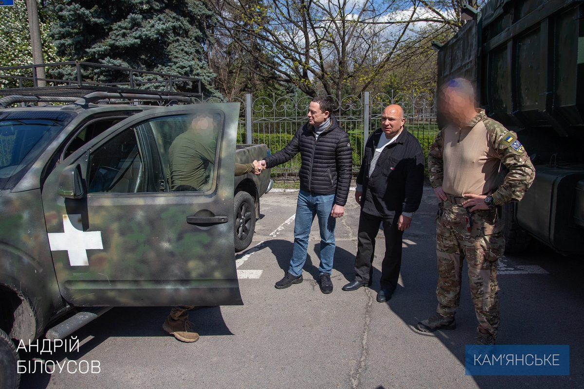 У Кам’янському передали військовим вантажівку та відремонтований позашляховик 2
