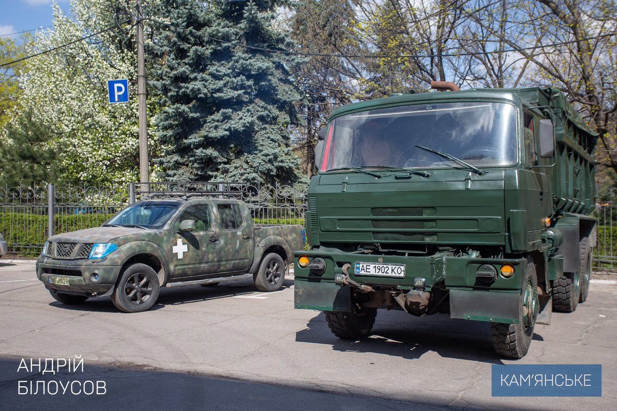 У Кам’янському передали військовим вантажівку та відремонтований позашляховик 1
