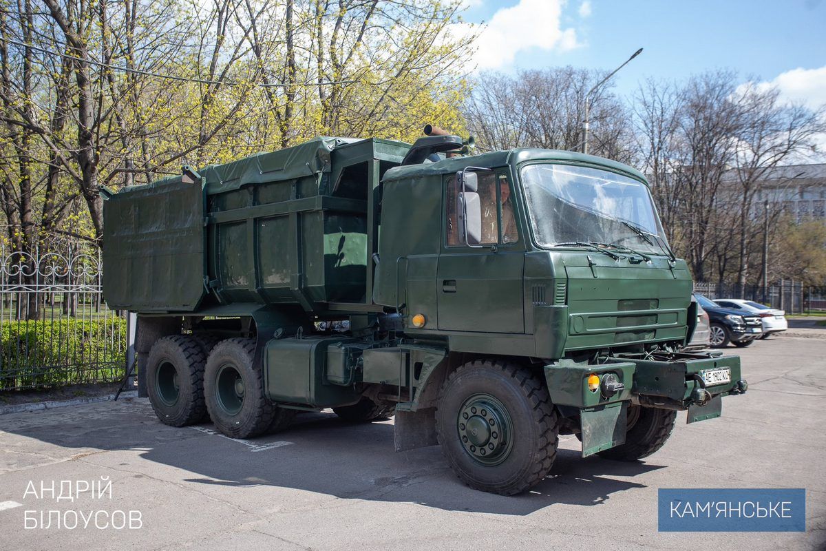 У Кам’янському передали військовим вантажівку та відремонтований позашляховик 3