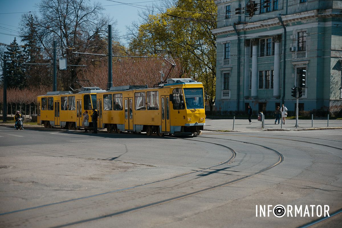 Трамвай №1 уезжает со стороны Соборной площади Трамвай №1 уезжает со стороны Соборной площади
