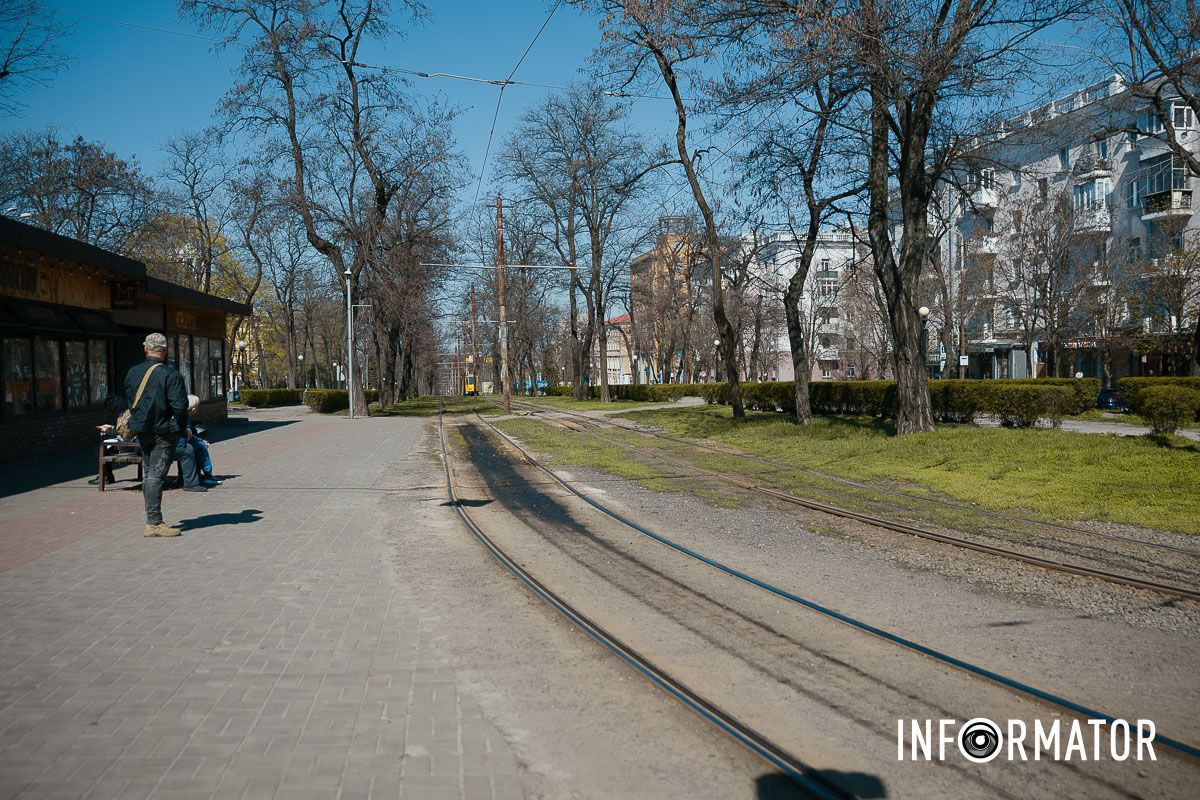 Пассажиры ожидают транспорт Пассажиры ожидают транспорт