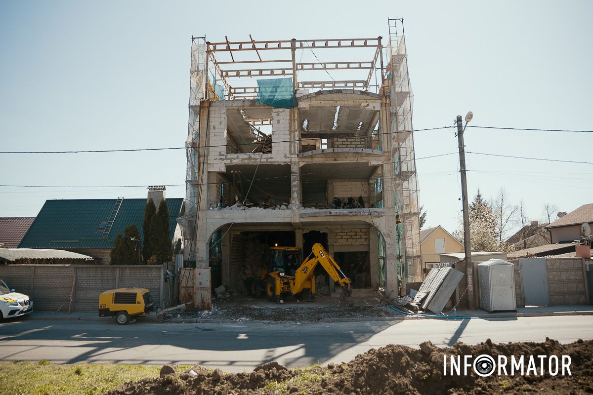 У Дніпрі на вулиці Лабораторній, 89 вже стартував демонтаж забудови У Дніпрі на вулиці Лабораторній, 89 вже стартував демонтаж забудови