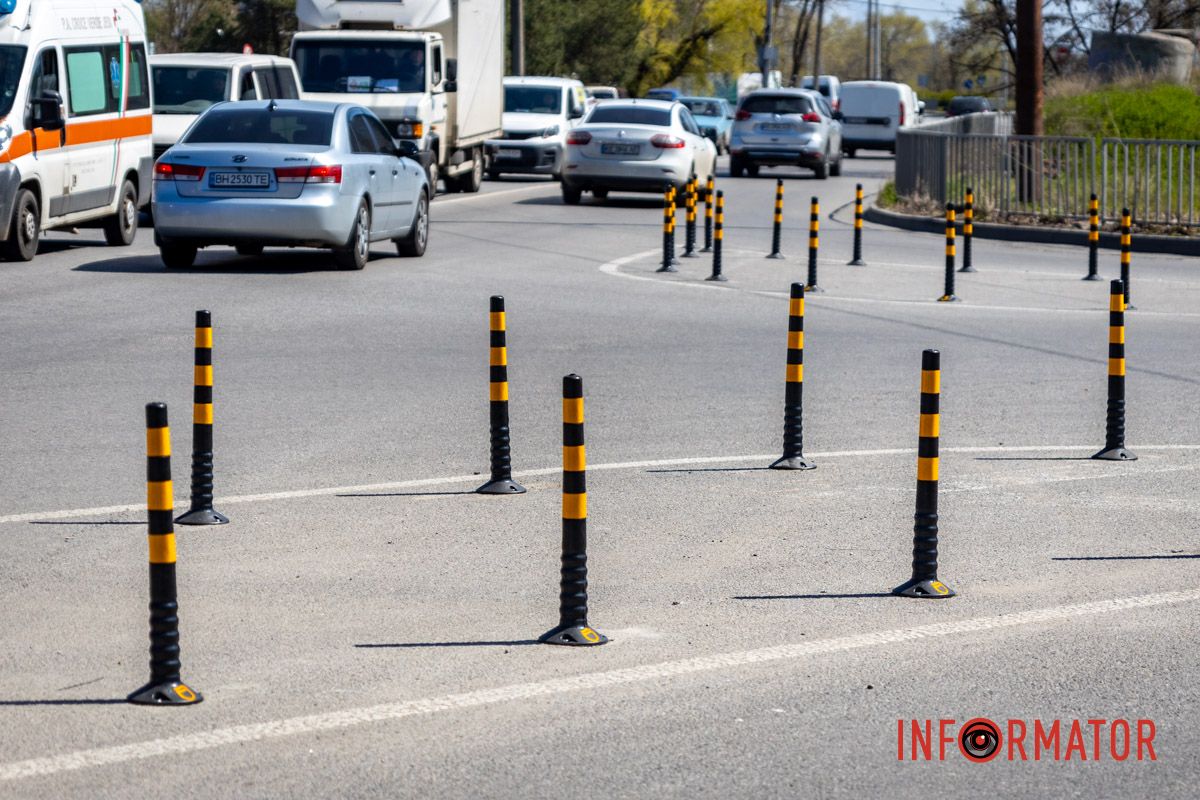 У Дніпрі біля яхт-клубу «Січ» на перехресті встановили два «острівці» зі стовпчиків 1