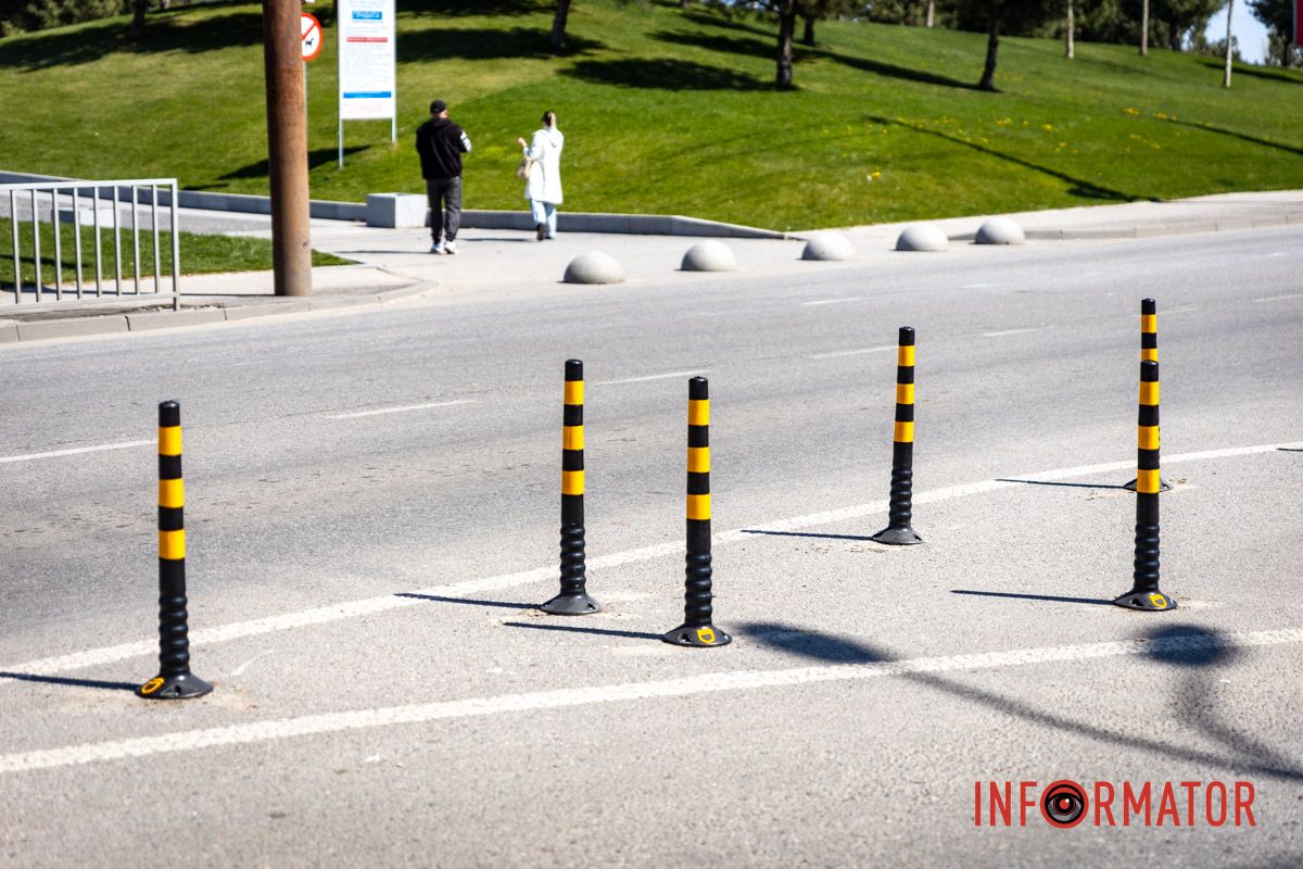 У Дніпрі біля яхт-клубу «Січ» на перехресті встановили два «острівці» зі стовпчиків 2