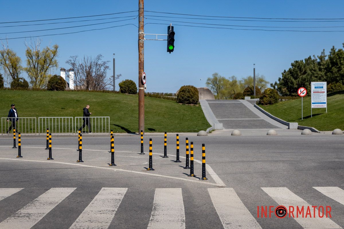 У Дніпрі біля яхт-клубу «Січ» на перехресті встановили два «острівці» зі стовпчиків 6