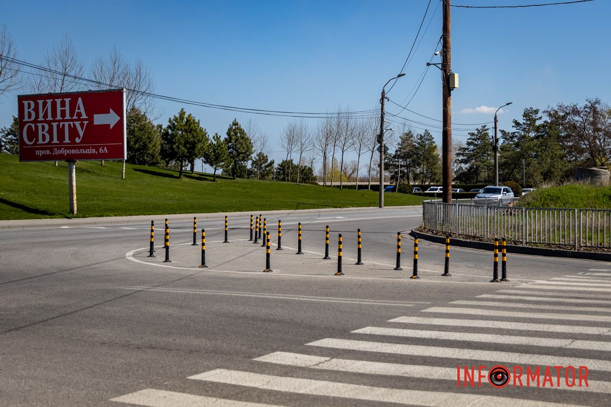 У Дніпрі біля яхт-клубу «Січ» на перехресті встановили два «острівці» зі стовпчиків 3