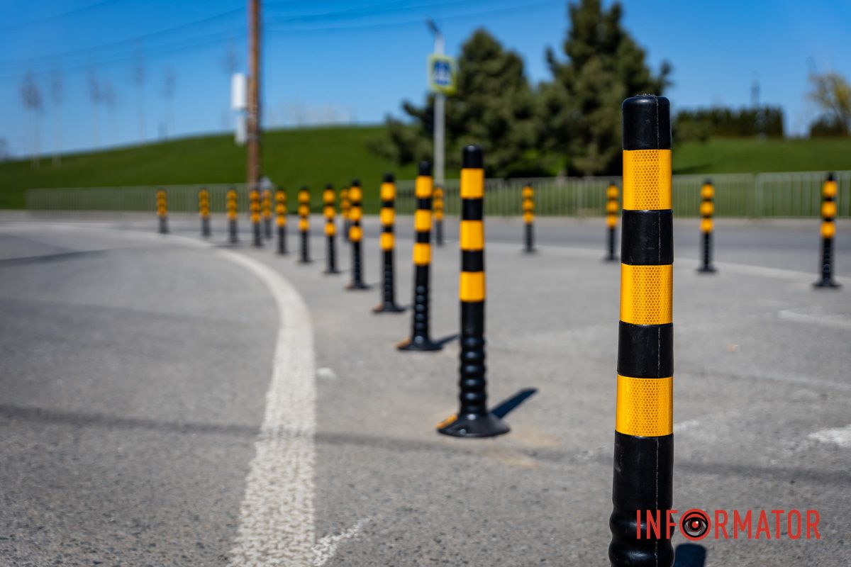 У Дніпрі біля яхт-клубу «Січ» на перехресті встановили два «острівці» зі стовпчиків 5