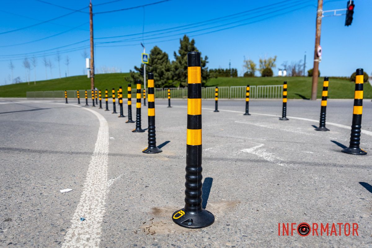 У Дніпрі біля яхт-клубу «Січ» на перехресті встановили два «острівці» зі стовпчиків 4