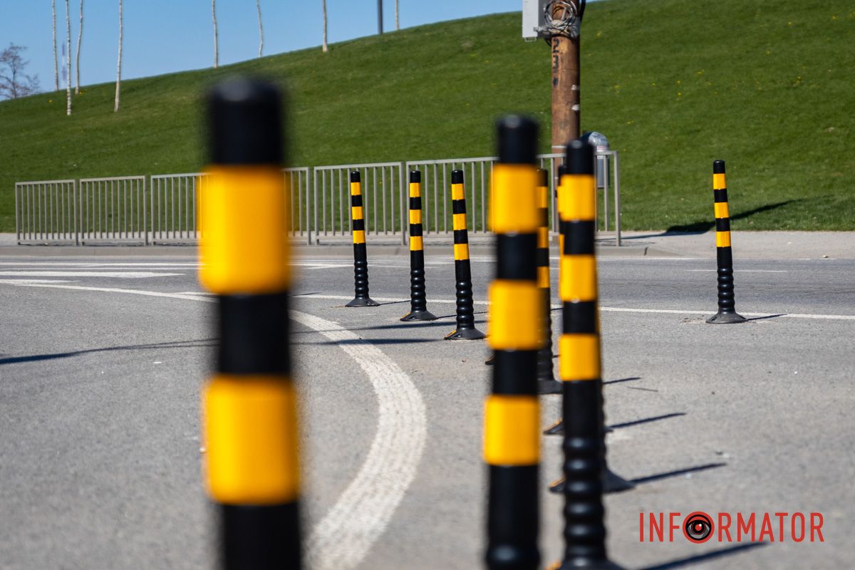 У Дніпрі біля яхт-клубу «Січ» на перехресті встановили два «острівці» зі стовпчиків 7