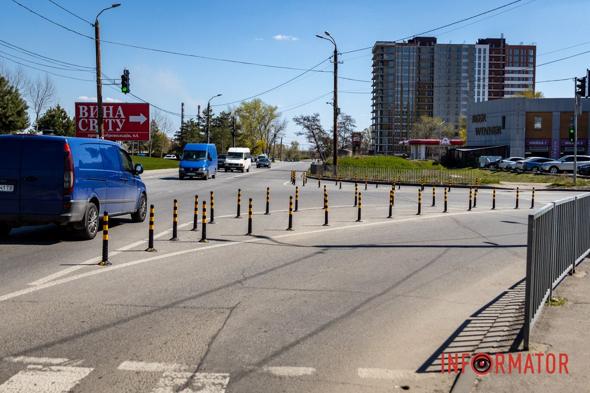 У Дніпрі біля яхт-клубу «Січ» на перехресті встановили два «острівці» зі стовпчиків 8