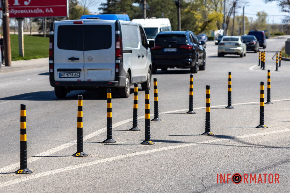 У Дніпрі біля яхт-клубу «Січ» на перехресті встановили два «острівці» зі стовпчиків 11