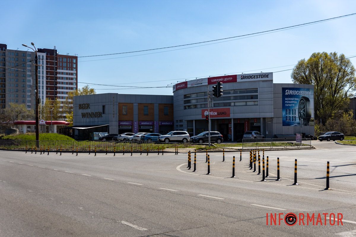 У Дніпрі біля яхт-клубу «Січ» на перехресті встановили два «острівці» зі стовпчиків 10