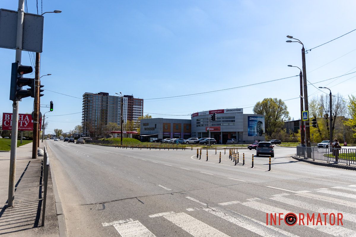 У Дніпрі біля яхт-клубу «Січ» на перехресті встановили два «острівці» зі стовпчиків 9