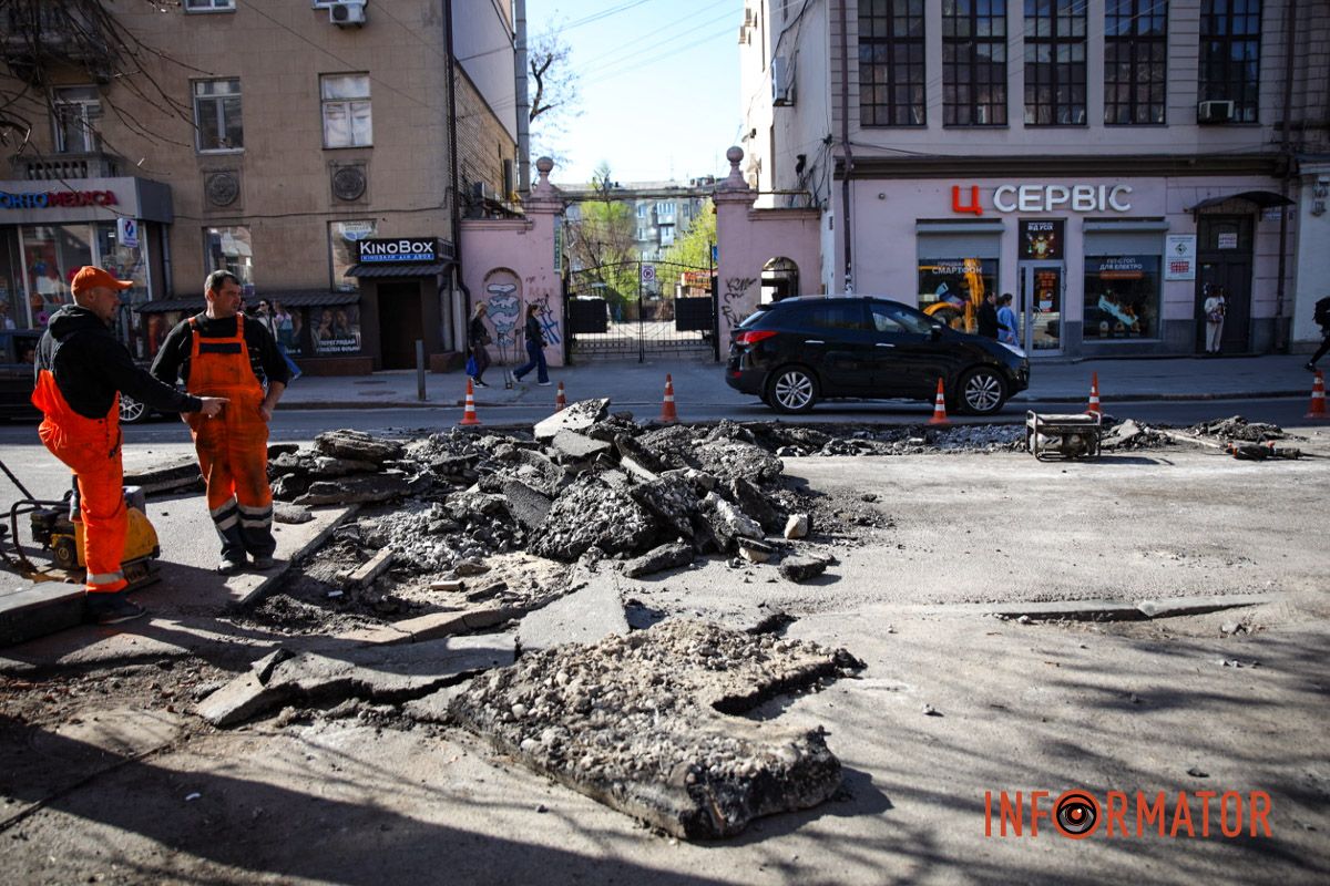 Рух у центрі міста дуже ускладнений У Дніпрі на Харківській на місці провалля знову розпочалися дорожні роботи: рух вулицями дуже ускладнений 8