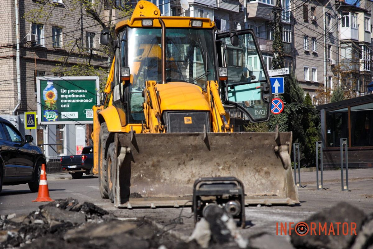 Працює будівельна техніка У Дніпрі на Харківській на місці провалля знову розпочалися дорожні роботи: рух вулицями дуже ускладнений 10