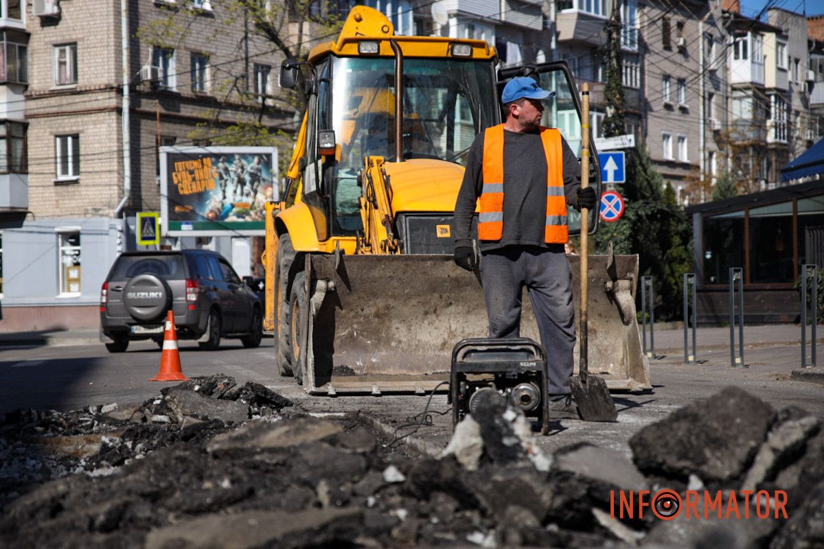 Протягом декількох днів комунальні служби усували яму У Дніпрі на Харківській на місці провалля знову розпочалися дорожні роботи: рух вулицями дуже ускладнений 3