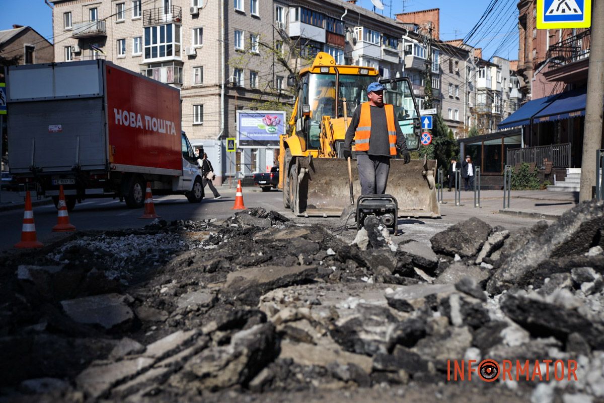 Роботи мають завершити протягом декількох днів У Дніпрі на Харківській на місці провалля знову розпочалися дорожні роботи: рух вулицями дуже ускладнений 7