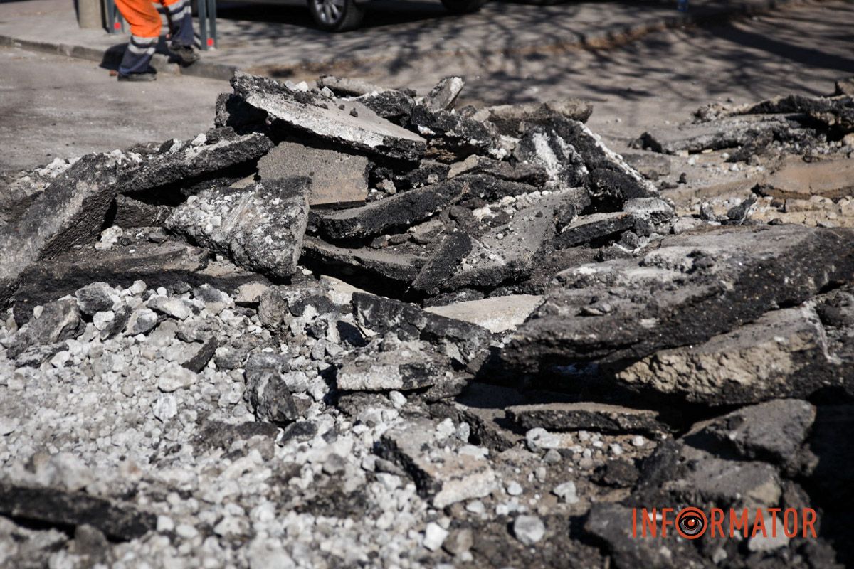 За словами робітників, асфальт почав просідати і тому його міняють У Дніпрі на Харківській на місці провалля знову розпочалися дорожні роботи: рух вулицями дуже ускладнений 6