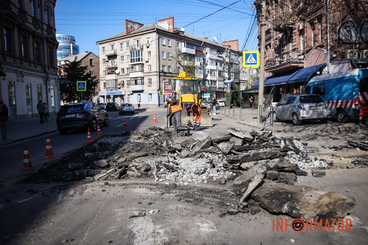 І в квітні 2025 року знову розпочалися дорожні роботи на цьому місці У Дніпрі на Харківській на місці провалля знову розпочалися дорожні роботи: рух вулицями дуже ускладнений 4