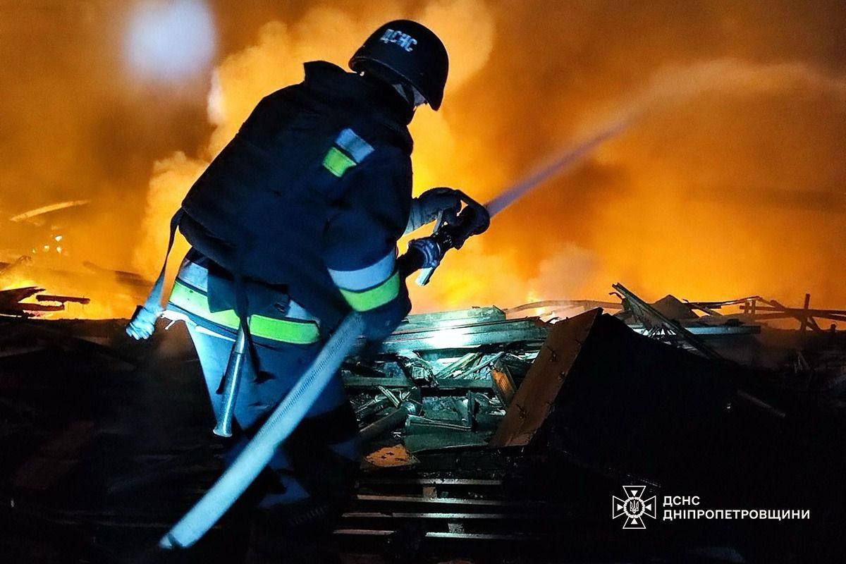В результате разрушений повреждены 10 автомобилей, а также газопровод В Каменском ночью раздались взрывы, пострадали два человека: спасатели показали первые кадры с места попадания 4