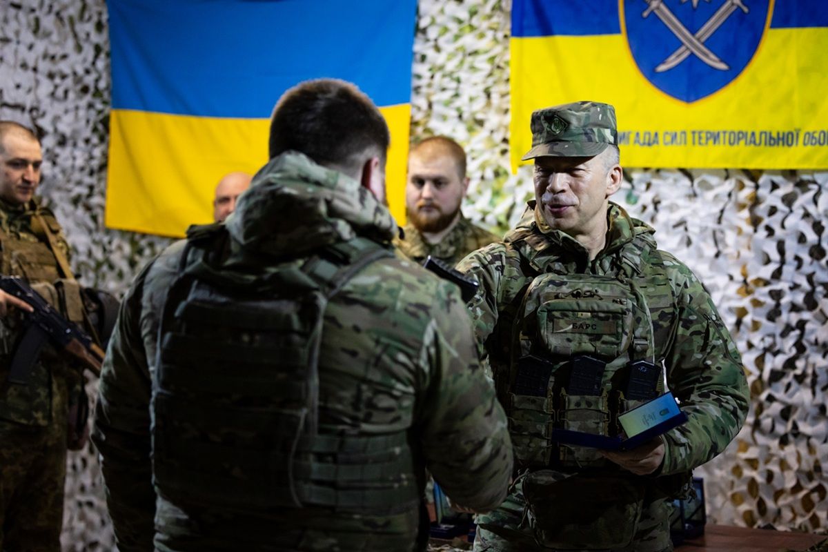 Александр Сырский вручает награду Сергею Боровичуку отдельной бригады Сил территориальной обороны ВСУ