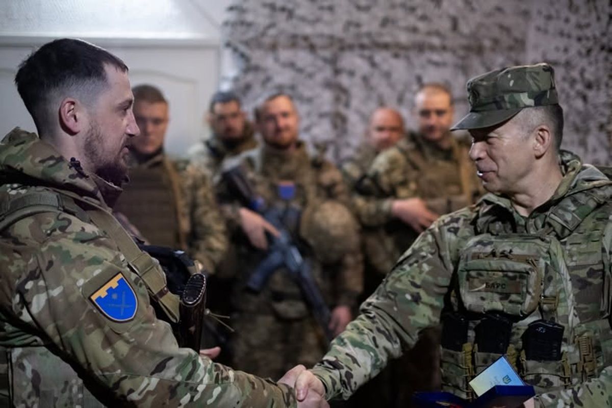 Александр Сырский вручает награду Юрию Попенко отдельной бригады Сил территориальной обороны ВСУ