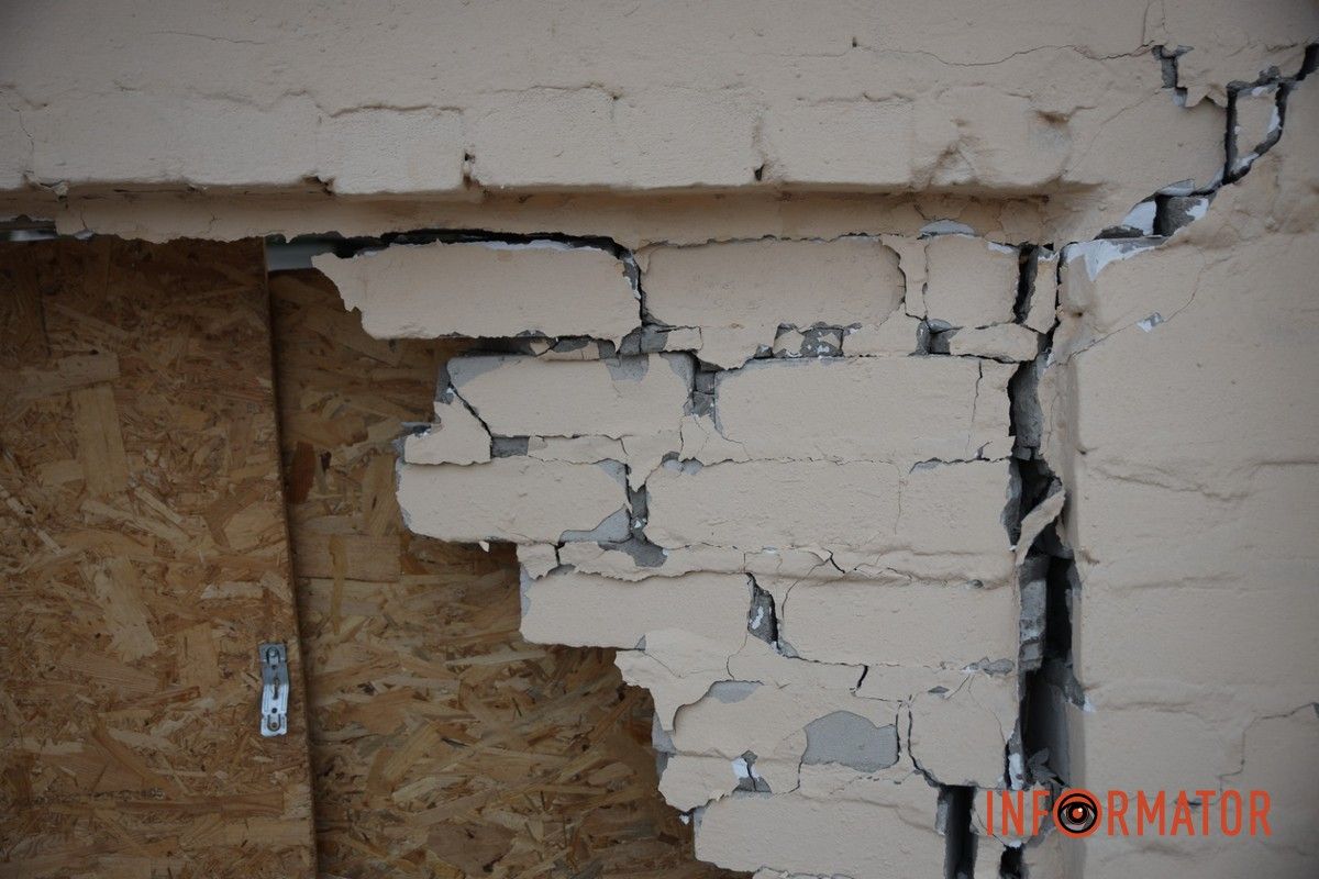 Дыру в заборе уже закрыли фанерой В Днепре на Каневский BMW проломил забор лицея 9