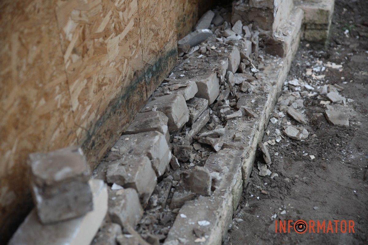 Полицию не вызывали В Днепре на Каневский BMW проломил забор лицея 7