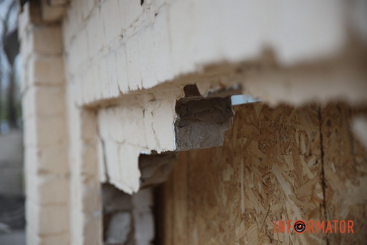 BMW влетел в забор лицея "Синергия" В Днепре на Каневский BMW проломил забор лицея 5