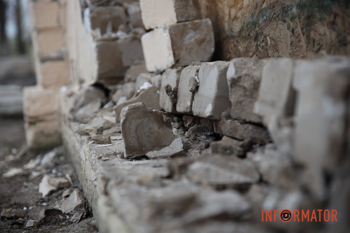 Напротив дома №8 В Днепре на Каневский BMW проломил забор лицея 2