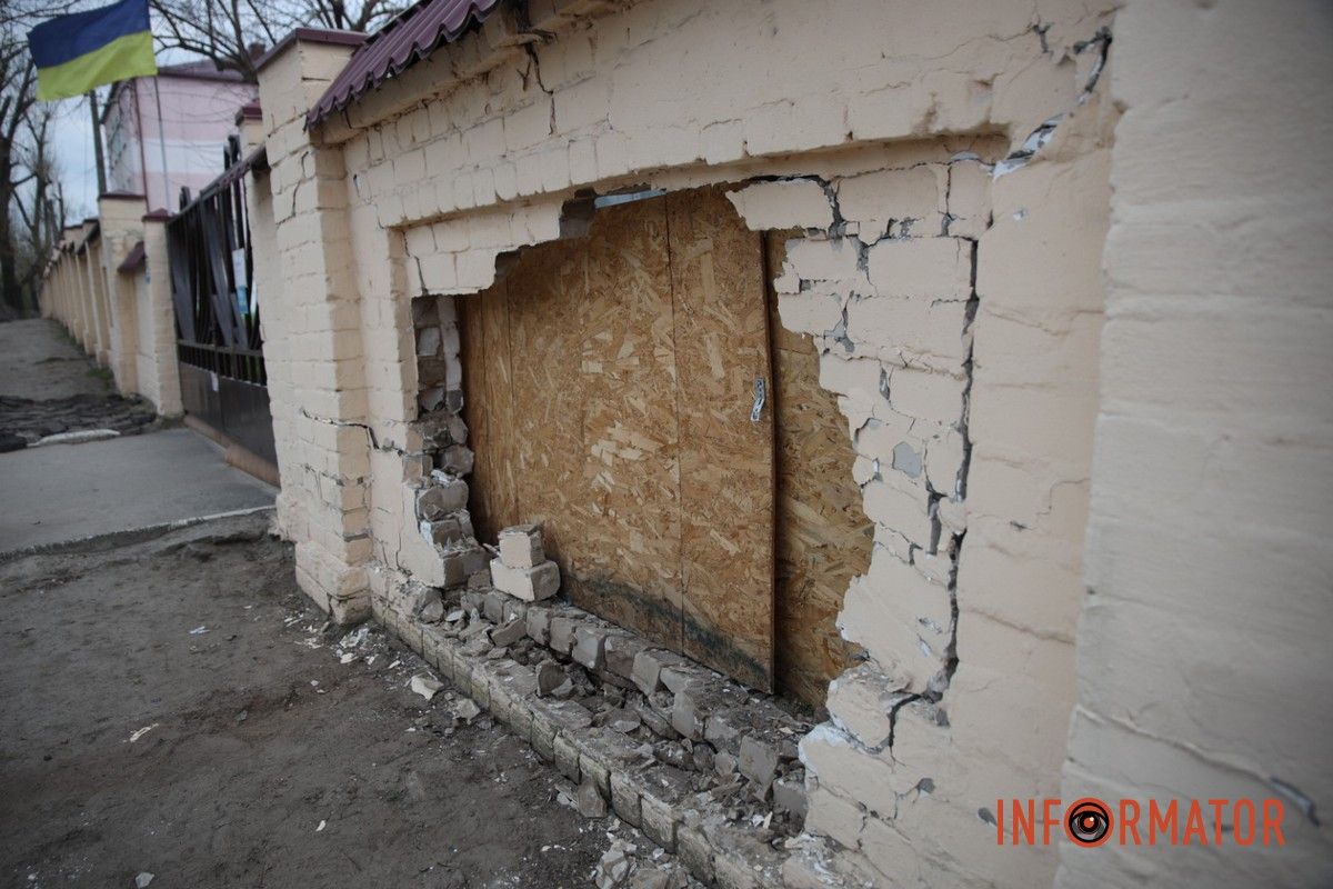 ДТП на улице Каневский в Днепре В Днепре на Каневский BMW проломил забор лицея 1